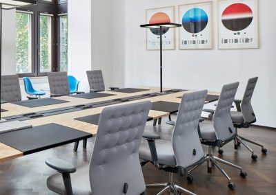 table-chaises-VITRA-réunion-mobilier-aménagement-vitra-duoconcept