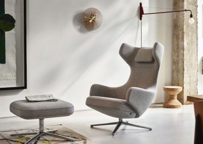 grand-repos-lounge-VITRA-tissu-assise-confort-salon-intérieur-mobilier-amenagement-duoconcept