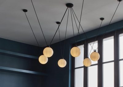 les-acrobates-de-gras-326-DCW-editions-black-ceiling-lights-luminaire-suspensions-decoration-interieur-amenagement-duoconcept