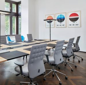 table-chaises-réunion-mobilier-aménagement-VITRA-duoconcept