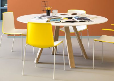 tweet-PEDRALI-mobilier-assise-chaise-couleur-mobilier-interieur-amenagement-duoconcept