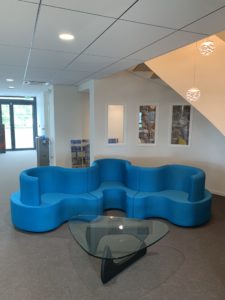 réalisation-cloverleaf-VERPAN-espace-attente-notaire-amenagement-interieur-mobilier-sofa-duo-concept