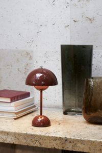 Lampe a poser design rouge brun sans fil et tactile andtradition