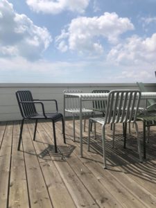 Terrasse design avec table et chaises Palissade Hay