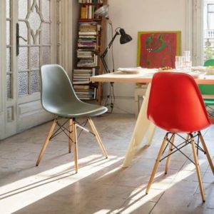 Salle à manger design avec chaise vitra DSW grise et rouge