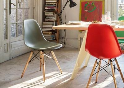 Salle à manger design avec chaise vitra DSW grise et rouge