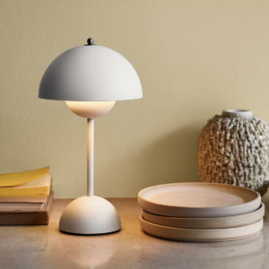 Lampe-à-poser-Flowerpot-VP9-ANDTRADITION-blanche-luminaire-mobilier-amenagement-interieur-design-panton-duoconcept