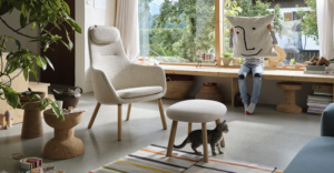 Fauteuil vitra HAL Lounge Chair blanc avec ottoman dans un salon