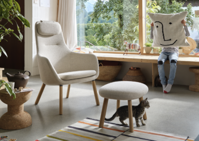 Fauteuil vitra HAL Lounge Chair blanc avec ottoman dans un salon