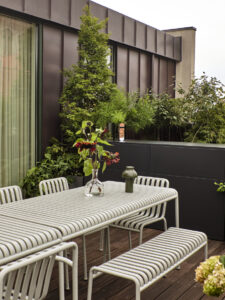 Table a manger et assise design exterieur Palissade blanche HAY amenagement terrasse