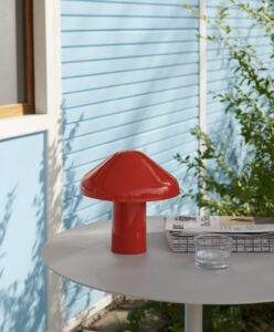 Lampe portable design rouge Pao HAY table ronde exterieur