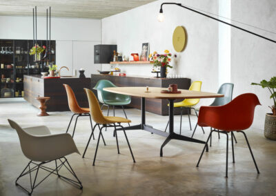 table à manger design Eames segmented table VITRA pietement metal et plateau bois mobilier interieur