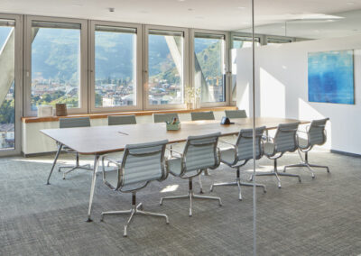 Salle de reunion avec chaises aluminium groupe et table VITRA