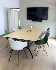 Réalisation-salle-réunion-table-chaises-VITRA-HAY-mobilier-design-amenagement-interieur-professionnel-duoconcept