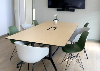 Réalisation-salle-réunion-table-chaises-VITRA-HAY-mobilier-design-amenagement-interieur-professionnel-duoconcept