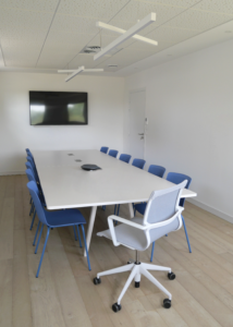 Réalisation-salle-réunion-fauteuil-VITRA-chaise-FORMA5-mobilier-design-duoconcept