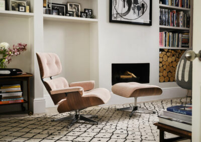 Eames-lounge-chair-revêtement-bouclé-rose-plaquage-bois-salon-mobilier-design-amenagement-interieur-duoconcept