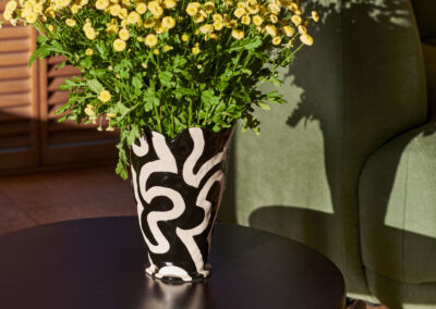 Vase-Jessica-Hans-shadow-noir-et-blanc-avec-fleurs-HAY-decoration-intérieur-design-duoconcept
