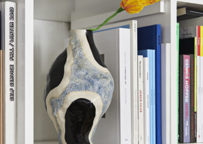 Vase-Jessica-Hans-noir-avec-fleurs-bibliothèque-HAY-decoration-intérieur-design-duoconcept