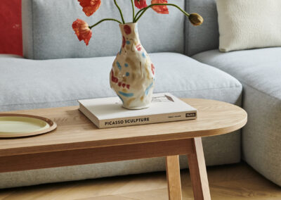 Vase-Jessica-Hans-couleurs-avec-fleurs-table-basse-HAY-decoration-intérieur-design-duoconcept