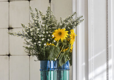 Vase-moroccan-HAY-vert-et-bleu-verre-souffle-avec-fleurs-decoration-interieur-design-duoconcept