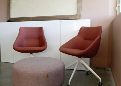 Réalisation-bureau-FORMA-5-fauteuils-de-travail-poufs-chaise-APC-toolbox-table-mobilier-design-duoconcept