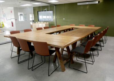 Réalisation-salle-de-réunion-FORMA-5-chaises-glove-mobilier-design-duoconcept