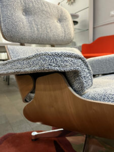 Eames-lounge-chair-revêtement-bouclé-bleu-plaquage-bois-salon-mobilier-design-amenagement-interieur-duoconcept
